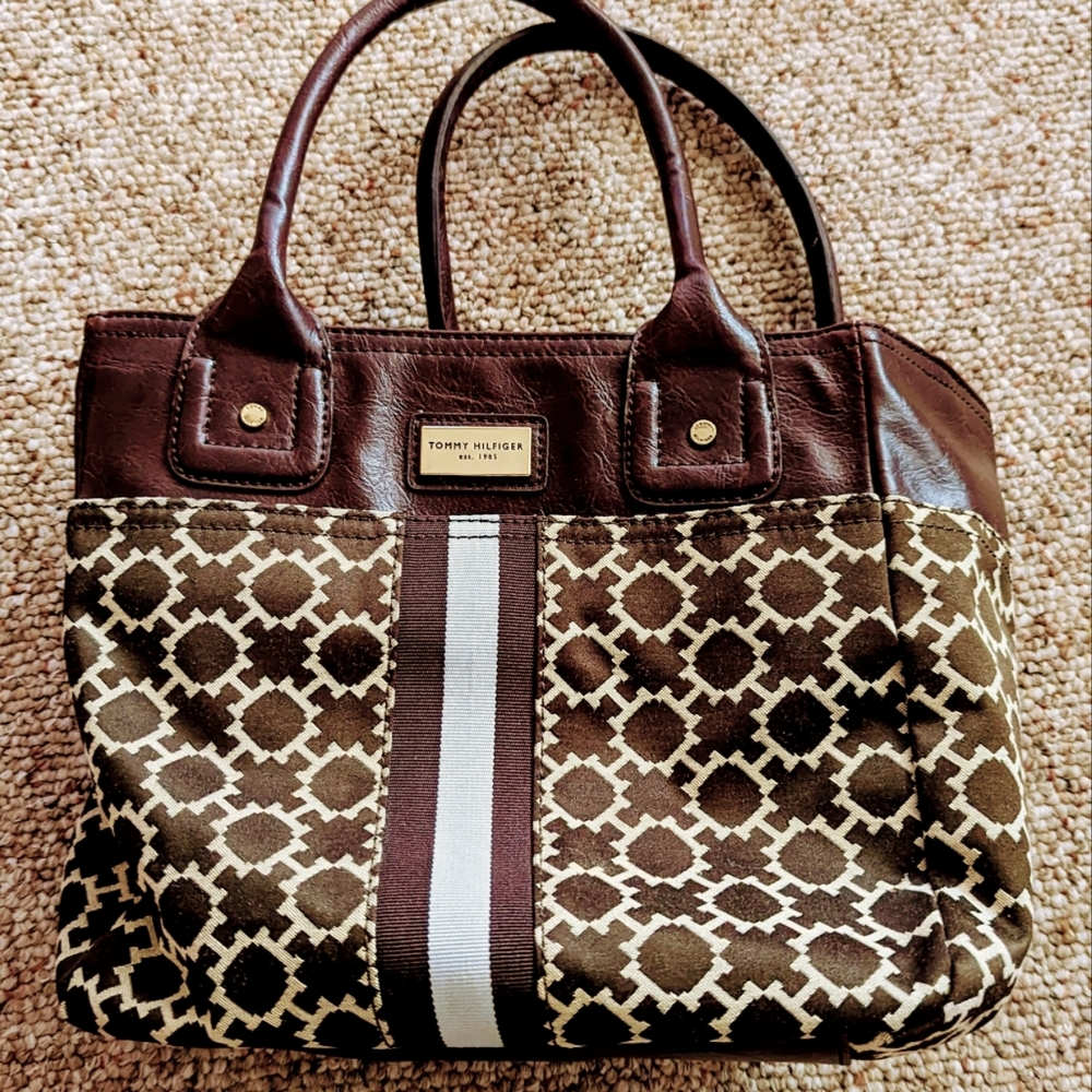 Nwot Tommy Hilfiger purse